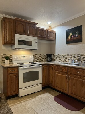 Jääkaappi, mikroaaltouuni, uuni, liesi