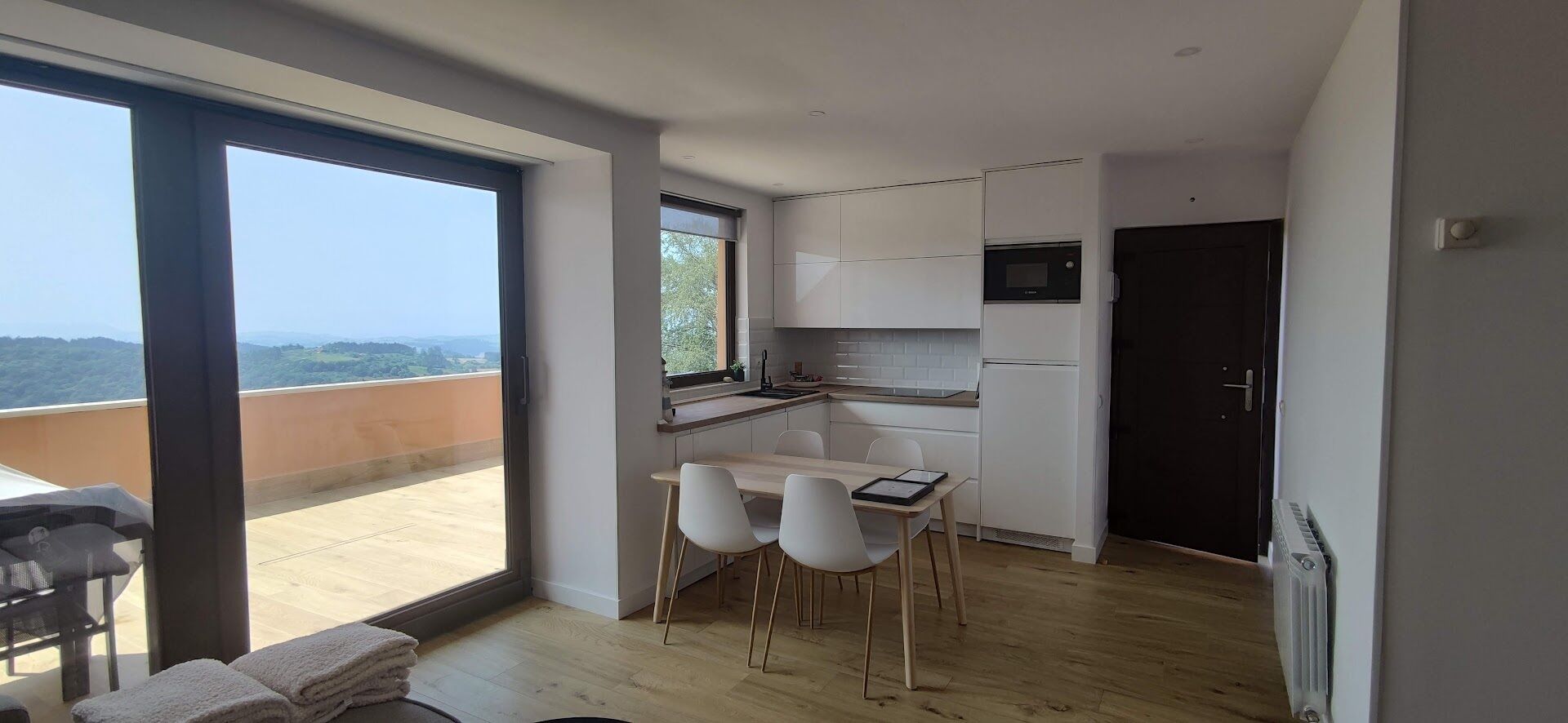 Réfrigérateur, micro-ondes, plaque de cuisson, lave-vaisselle