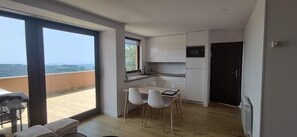 Een koelkast, een microgolfoven, een kookplaat, een vaatwasser