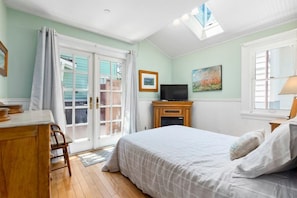 5 bedrooms, iron/ironing board, WiFi, bed sheets - Bridgeport Bungalow on the River (Capitola)