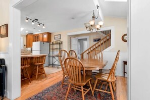 Dining - Bridgeport Bungalow on the River (Capitola)