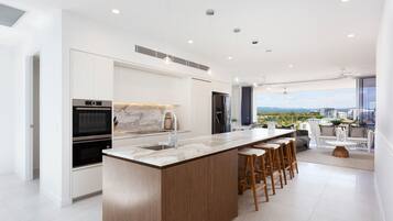 Vila Mewah | Dapur pribadi | Lemari es besar, microwave, oven, dan kompor