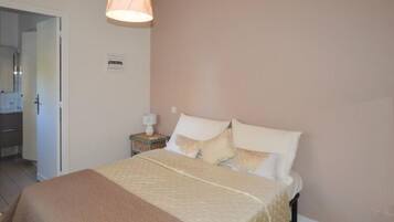 2 bedrooms, iron/ironing board, WiFi