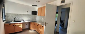 Una cocina con armarios de madera, encimeras de granito y estufa integrada.