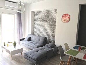 TV - Pegasus Amazing Flat, 1,5min Walk To The Beach (Chania)