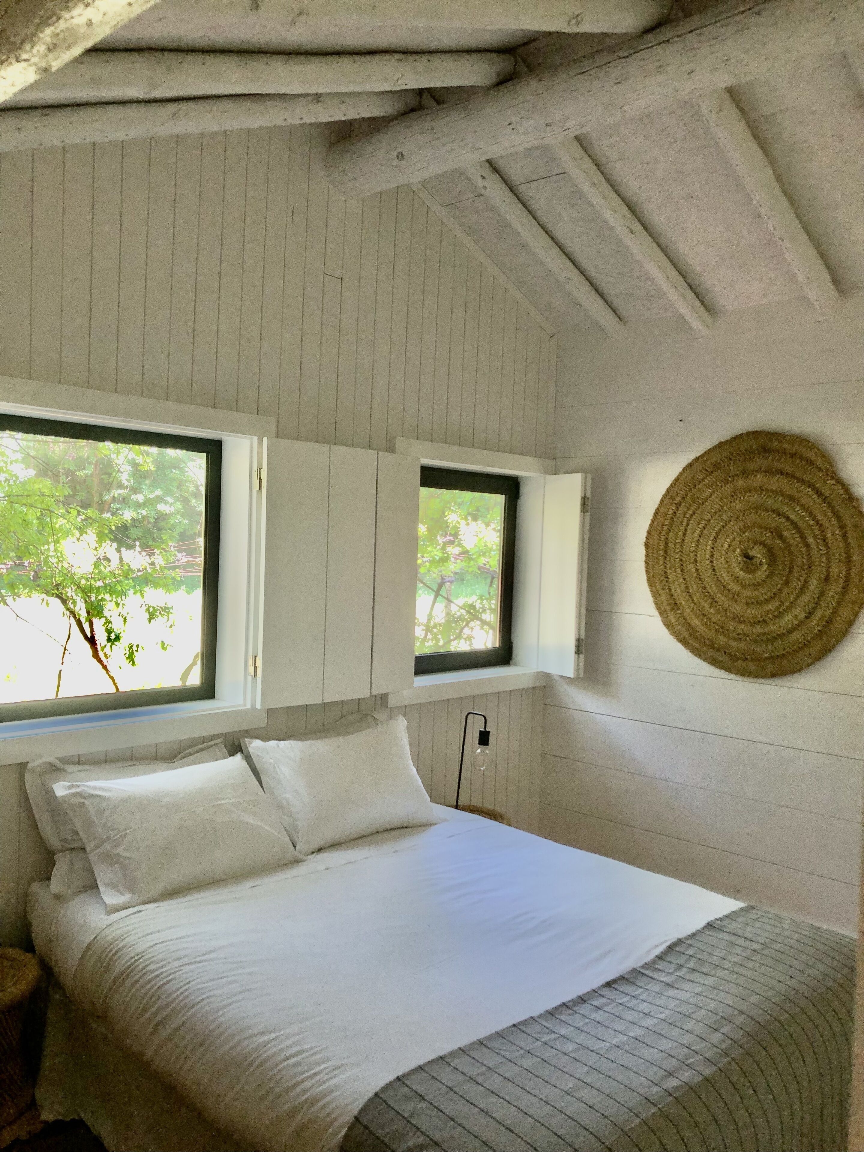 2 bedrooms, internet, bed sheets