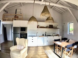 Een koelkast, een microgolfoven, een oven, een kookplaat