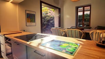 Een koelkast, een microgolfoven, een oven, een kookplaat