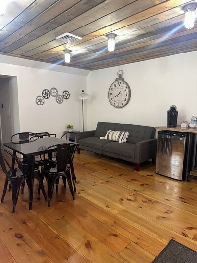 Sleep at Simplicity - Downtown Loft & Boutique