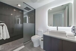 Dusche, Haartrockner, Handtücher, Shampoo