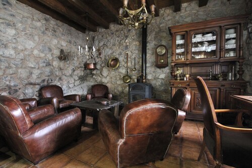 Spacious house in the mountains in stone and wood, with garden, porch and barbecue.