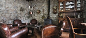 Spacious house in the mountains in stone and wood, with garden, porch and barbecue.