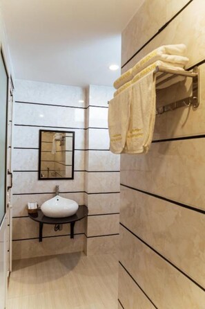 Habitación cuádruple estándar | Baño | Amenidades de baño gratuitas, secadora de cabello, pantuflas, bidet 