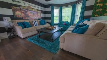 TV connectée, cheminée, table de tennis de table, livres