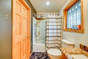 Shower, hair dryer, towels, soap - Cody retreat with a view and hot tub (Cody)