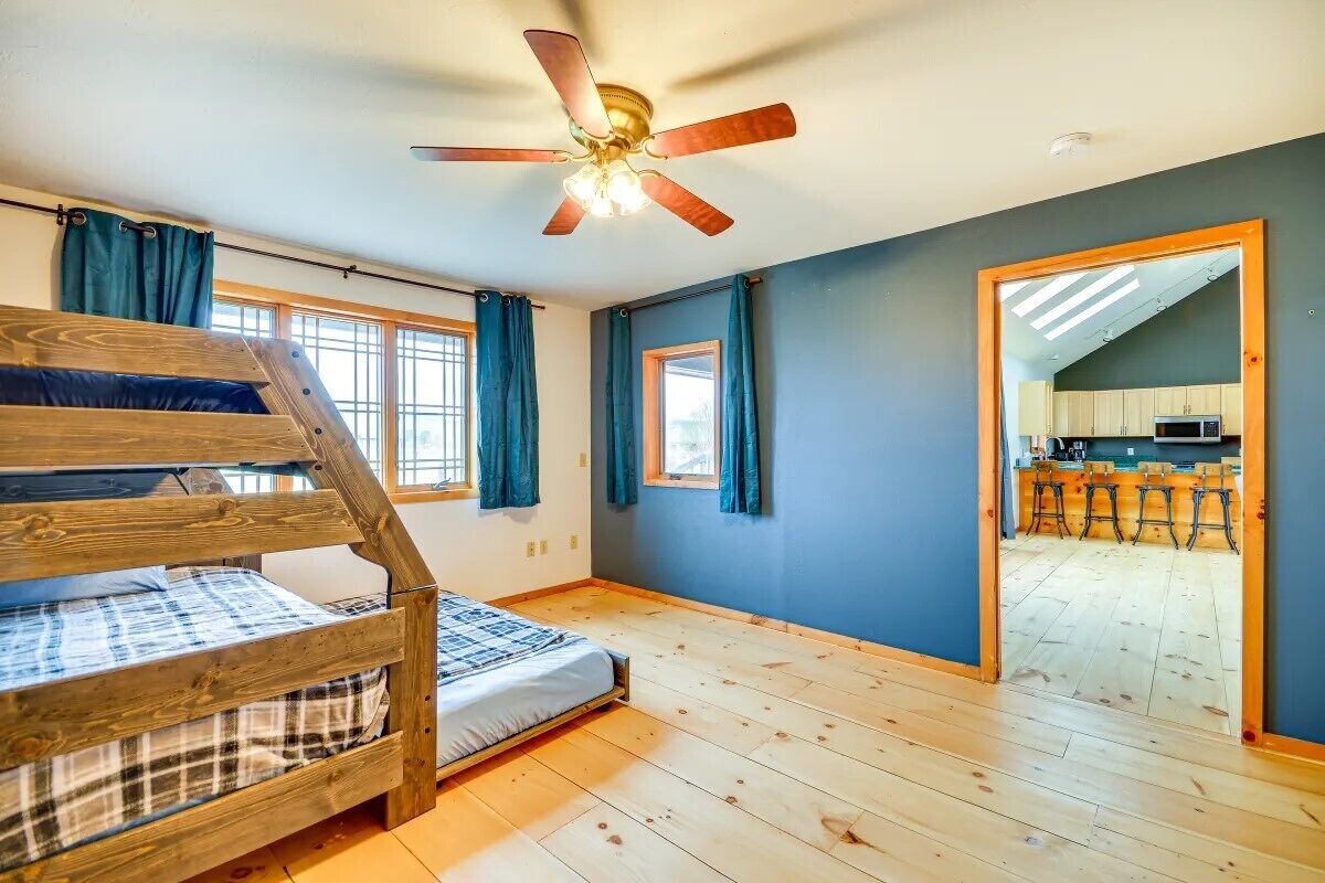 2 habitaciones, escritorio y tabla de planchar con plancha 