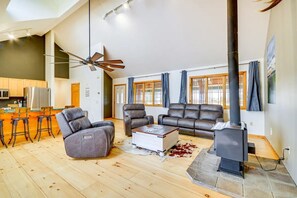 Smart-TV, DVD-spiller og bøker