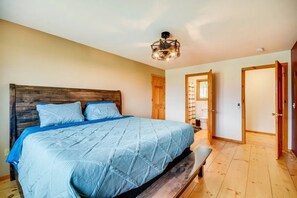 2 bedrooms, desk, iron/ironing board, travel cot - Cody retreat with a view and hot tub (Cody)