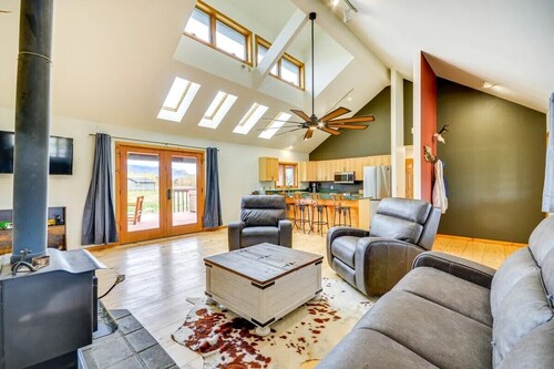 Cody retreat with a view and hot tub