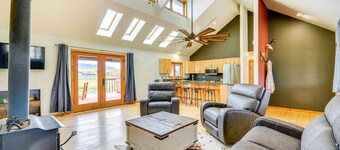 Cody retreat with a view and hot tub