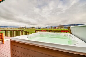 Outdoor spa tub - Cody retreat with a view and hot tub (Cody)