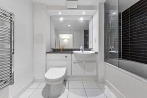 A modern bathroom with a toilet, sink, and shower. - Lovely & Cosy 2 Beds London Skyline View (London)