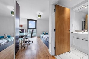 A modern apartment with a dining area, a bedroom, and a bathroom. - Lovely & Cosy 2 Beds London Skyline View (London)