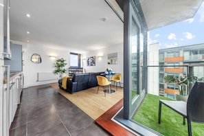 Apartment | Living area - Lovely & Cosy 2 Beds London Skyline View (London)