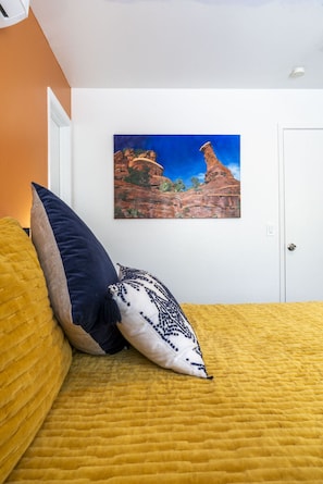 1 habitación, escritorio, tabla de planchar con plancha y cuna de viaje 