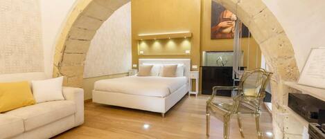 3 habitaciones, escritorio, tabla de planchar con plancha y wifi gratis