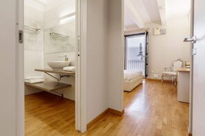 3 habitaciones, escritorio, tabla de planchar con plancha y wifi gratis 