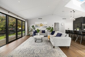 Smart TV, fireplace, books, stereo