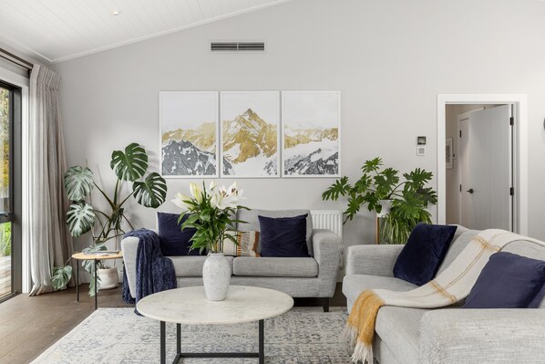 Smart TV, fireplace, books, stereo - Perfect Family (Arrowtown)