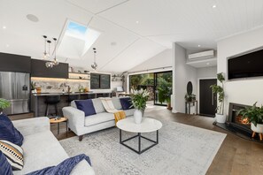 Smart TV, fireplace, books, stereo - Perfect Family  (Arrowtown)