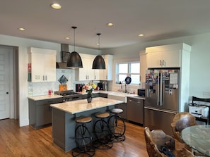 Køleskab, mikrobølgeovn, ovn, kogeplade