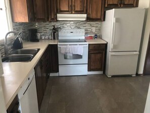 Fridge, microwave, oven, stovetop - Spacious 5 Bedroom 3 Bath Home w Wi-fi + Netflix (Calgary)