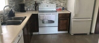 Spacious 5 Bedroom 3 Bath Home w Wi-fi + Netflix