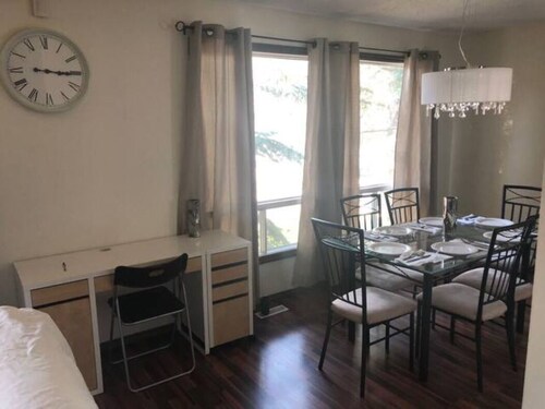 Spacious 5 Bedroom 3 Bath Home w Wi-fi + Netflix