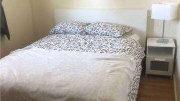 5 bedrooms, iron/ironing board, WiFi, bed sheets