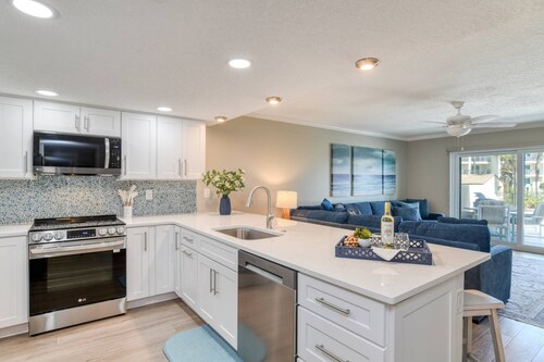 Step out to Pool and Beach, Huge Patio, 2nd Pool Heated, Minutes to Downtown, $300 in Free Tickets!