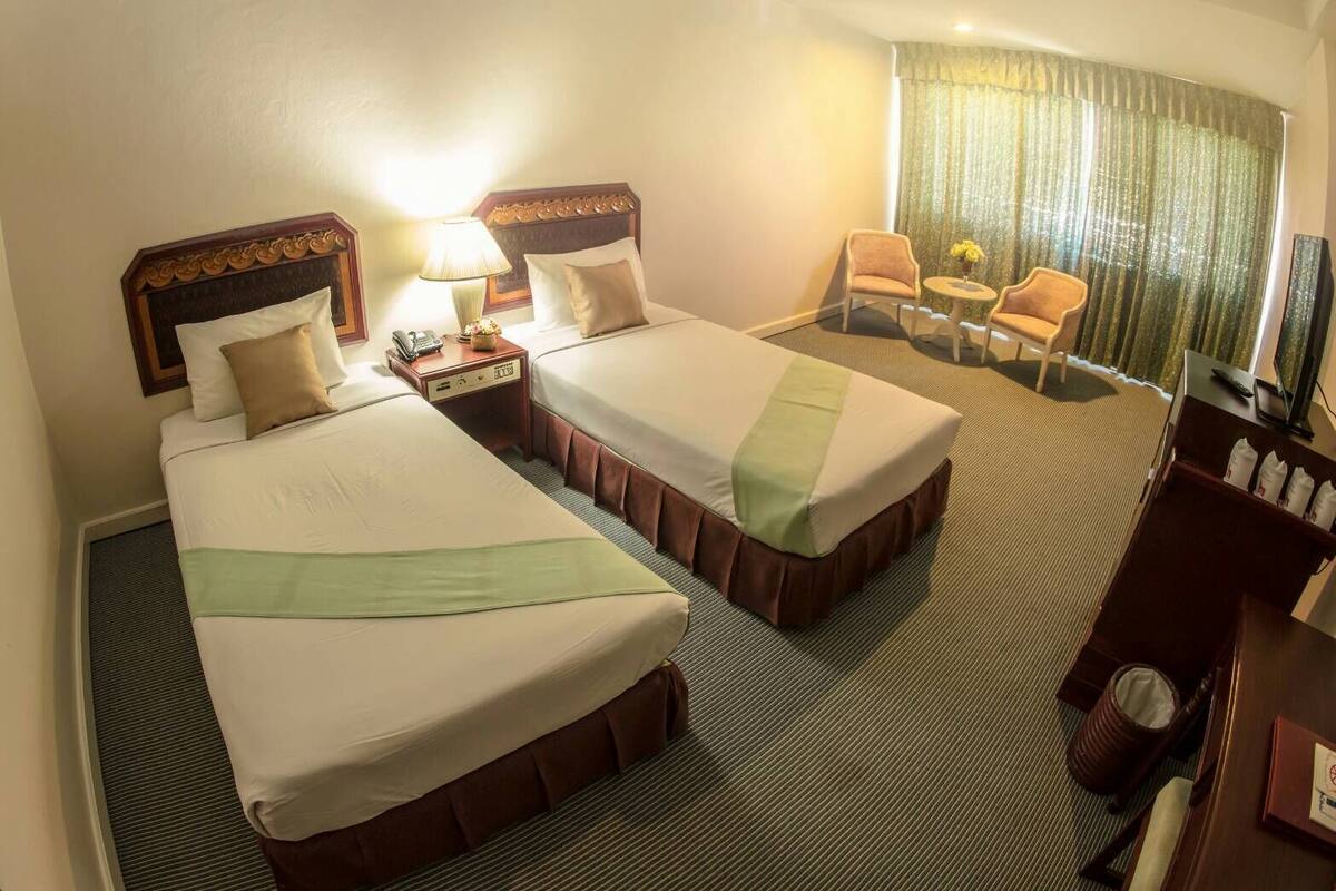 Deluxe Room | Desk, blackout drapes, WiFi (free), bed sheets