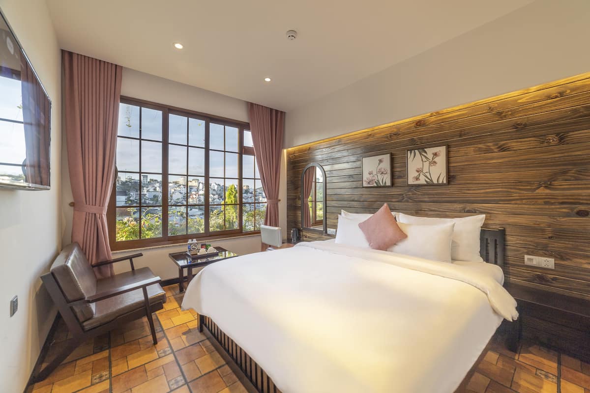 Hypo-allergenic bedding, iron/ironing board, free WiFi, bed sheets