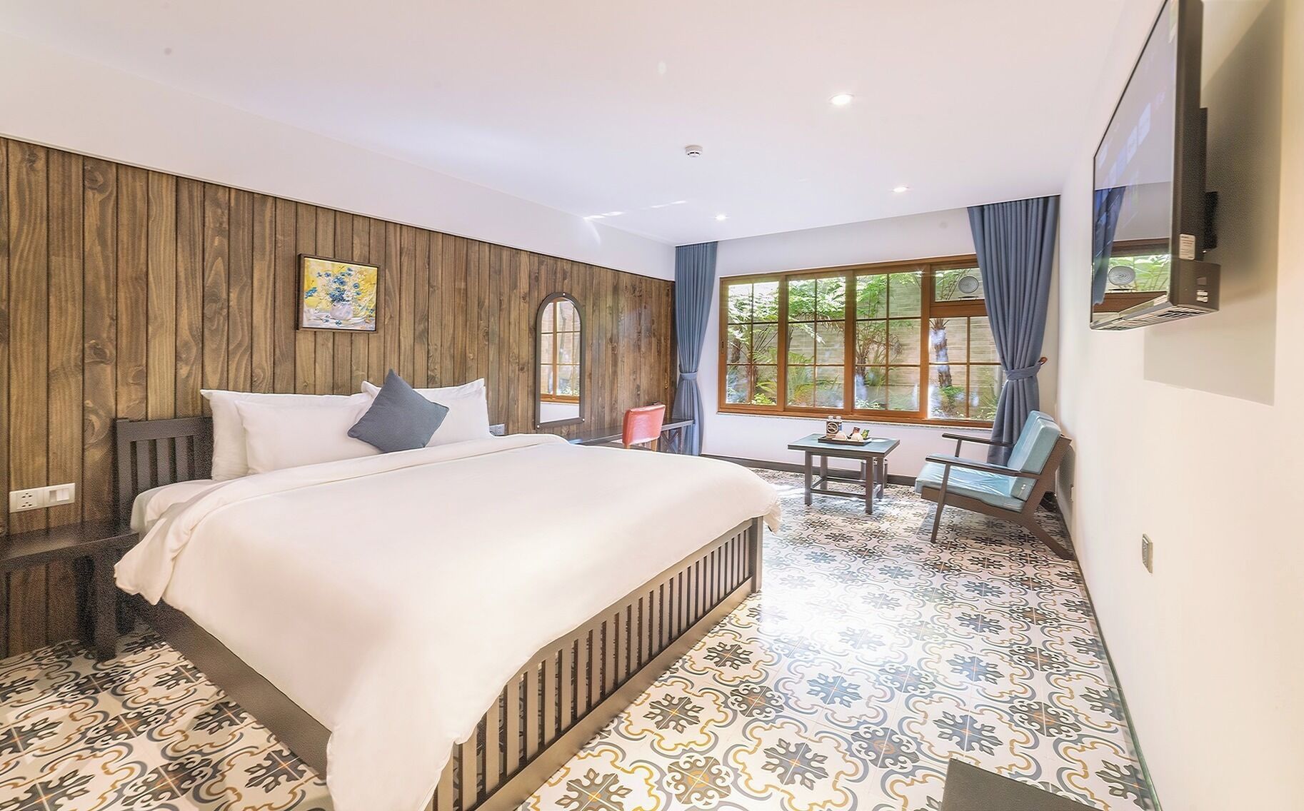 Ropa de cama hipoalergénica y tabla de planchar con plancha 