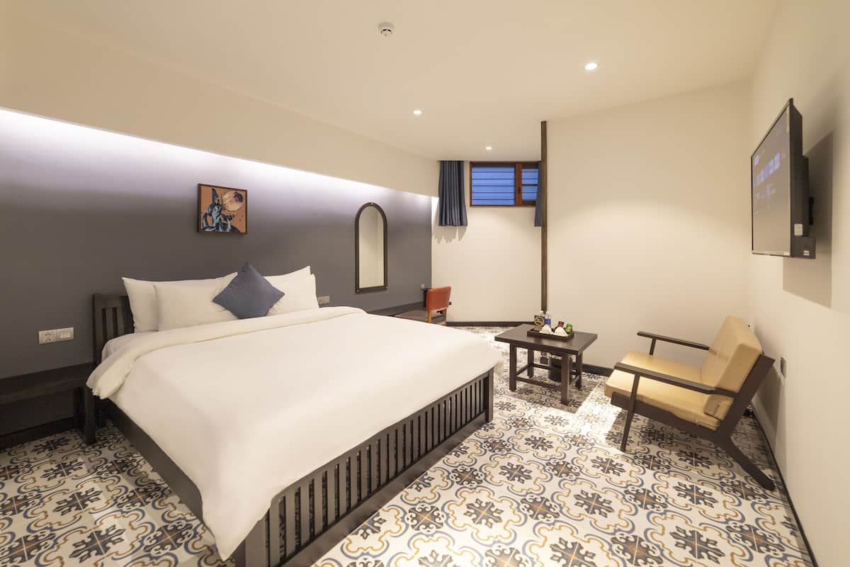Hypo-allergenic bedding, iron/ironing board, free WiFi, bed sheets