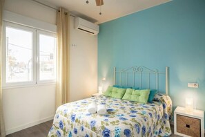 3 bedrooms, desk, iron/ironing board, free WiFi