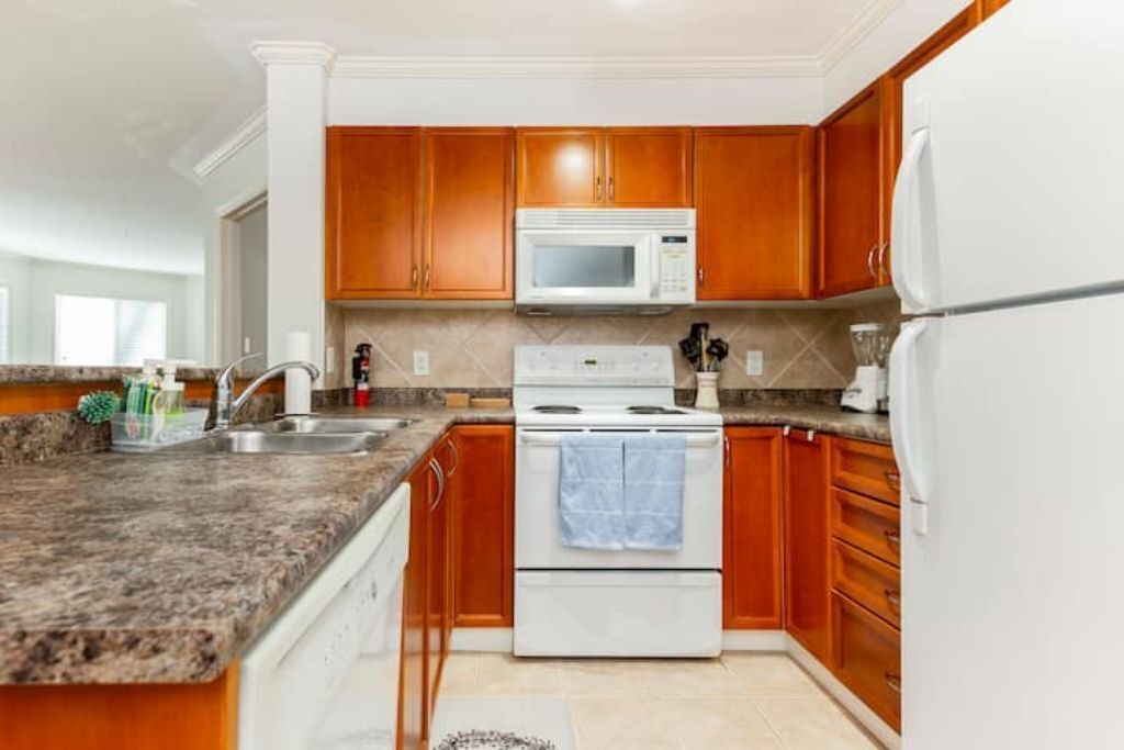 Réfrigérateur, micro-ondes, four, plaque de cuisson