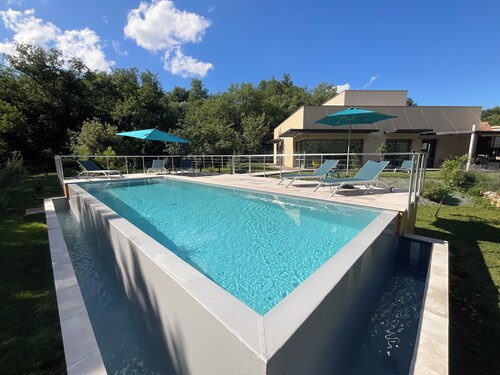 Villa contemporaine avec piscine à débordement.