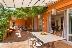 Outdoor dining - Le Clos des Fées Roussillon (Roussillon)