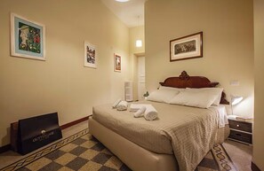 2 bedrooms, desk, iron/ironing board, travel cot - Only 200 meters from the Vatican Museums, overlooking piazza del risorgimento! (Roma)