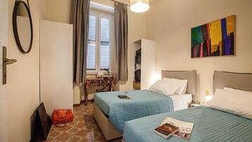 2 soverom, skrivebord, strykejern/-brett og reiseseng for barn